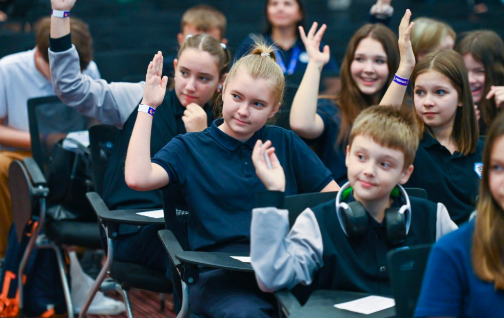 Фото 90 юнкоров, искусственный интеллект и презентация фильма. В Новосибирске завершился форум 